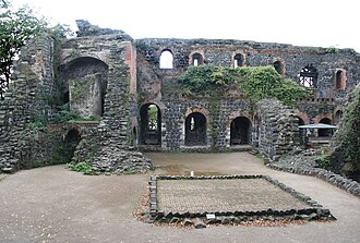 Otra perspectiva de las estructuras defensivas y ruinas históricas