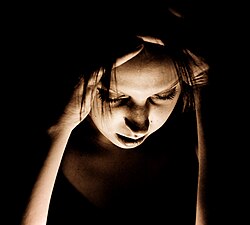Fotografía de la cefalea, dolor de cabeza o migraña como ejemplo de síntoma.