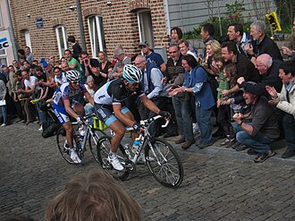 Ciclistas compitiendo en una sección adoquinada del Tour de Flandes