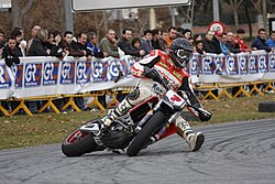 Fotografía de un evento de supermoto en un circuito mixto.