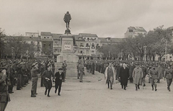 Manuel Azaña, Juan Negrín y el general Miaja visitando fuerzas en Alcalá de Henares en 1937