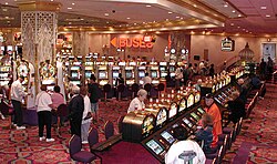 Sala interior de máquinas tragaperras en un casino
