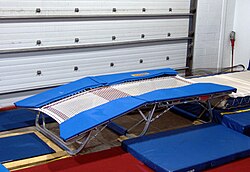 Aparato de doble mini-tramp utilizado en competiciones de gimnasia
