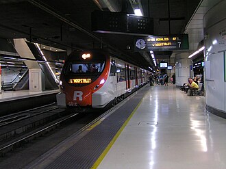 Un tren de Cercanías detenido en la vía de la estación