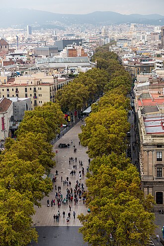 Vista general de La Rambla con sus característicos quioscos y árboles