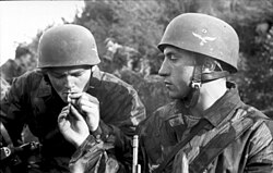 Fallschirmjäger con casco especializado