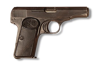 Fotografía de una pistola FN Modelo 1910
