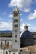 Torre catedralicia y cúpula.