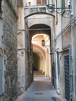 Calles y edificaciones medievales del centro histórico de Noli
