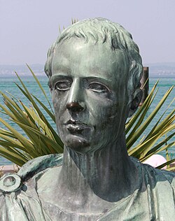 Busto de mármol que representa a un hombre joven, identificado tradicionalmente como el poeta Catulo.