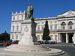 Vista exterior de la fachada del Palacio Nacional de Ajuda en Lisboa.