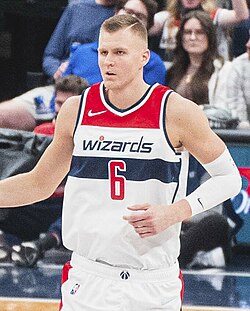 Kristaps Porziņģis con la camiseta de los Washington Wizards