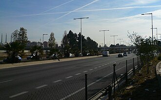 Vista general de la vía de circunvalación con señalización e infraestructura vial.