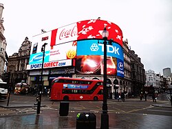 Vista general de Piccadilly Circus con tráfico y edificios históricos