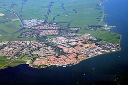 Ciudad de Volendam en la costa y Edam en el interior