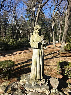 Estatua de jardín de San Francisco de Asís rodeado de aves.