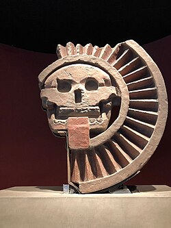 Escultura con rostro de la muerte en el Museo Nacional de Antropología