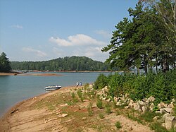 Paisaje acuático del lago Lanier