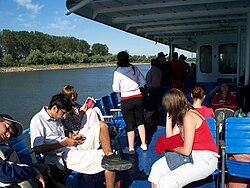 Pasajeros viajando en una embarcación fluvial en el delta del Danubio.