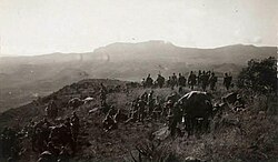 Soldados italianos avanzan hacia el Amba Aradam.