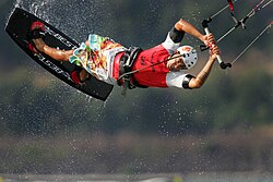 Kitesurfista realizando un salto