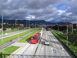 Bus de TransMilenio circulando por la Avenida El Dorado