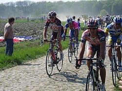 Pelotón de ciclistas rodando durante la París-Roubaix 2007