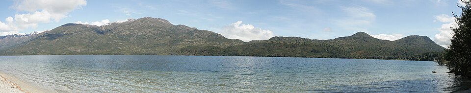 Vista panorámica del Lago Epuyén desde la orilla