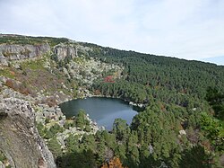 Laguna Negra de Urbión en un entorno boscoso