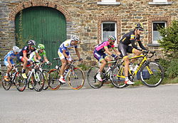 Ciclistas en la fuga inicial durante la Lieja-Bastoña-Lieja 2014