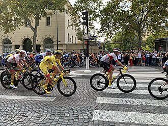 Ciclistas compitiendo en la etapa final del Tour de Francia 2020