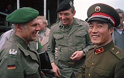 Oficial del EPL junto a militares de Alemania Occidental en 1986