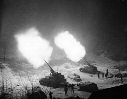 Par de artillería dando apoyo al ejército estadounidense en Corea