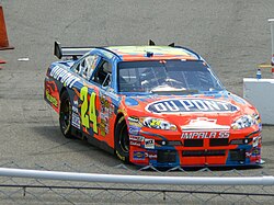 Automóvil Chevrolet Impala SS número 24 patrocinado por DuPont en 2007
