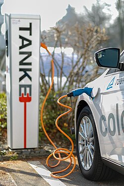 Poste público de recarga para vehículos eléctricos en Colonia