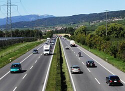 Autopista suiza atravesando un valle alpino en el cantón del Valais