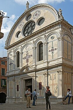 Fachada y detalles arquitectónicos de Santa Maria dei Miracoli en Venecia.
