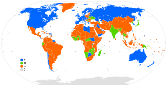 Mapa mundial que muestra el saldo migratorio positivo en azul, negativo en naranja y estable en verde.