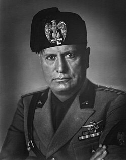 Benito Mussolini con uniforme e insignias de la milicia
