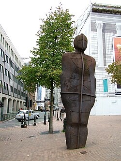 Fotografía de la escultura El hombre de hierro de Antony Gormley en Birmingham