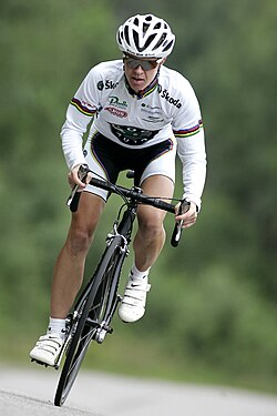 Susanne Ljungskog portando el maillot arco iris de campeona mundial