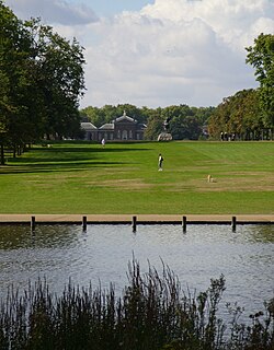 Vista del Palacio de Kensington desde The Long Water