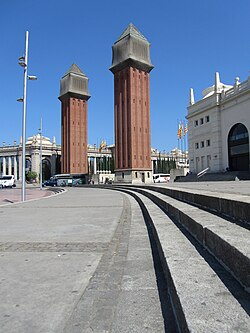 Las Torres Venecianas en la entrada de la avenida María Cristina