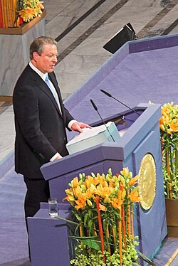 Al Gore en el estrado del Ayuntamiento de Oslo recibiendo el Premio Nobel de la Paz en 2007.