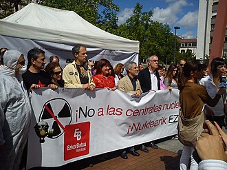 Acto político de Ezker Batua contra las centrales nucleares celebrado en Vitoria en mayo de 2011.
