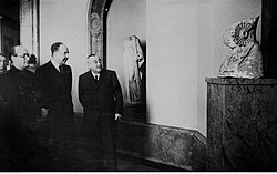 Personalidades visitando las salas del Museo del Prado en la década de 1940