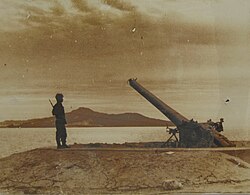Soldado israelí junto a un cañón egipcio en los estrechos de Tirán