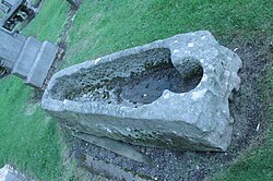 Féretro de piedra liso a medida de alrededor del siglo VII