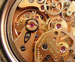 Ilustración conceptual de relojes y mecanismos utilizados en discusiones filosóficas sobre el propósito.