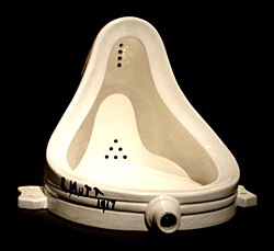 Fotografía histórica vinculada a la obra Fuente de Marcel Duchamp de 1917